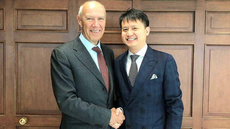 Francis Gurry shakes hands with WIPO DG-Elect, Daren Tang