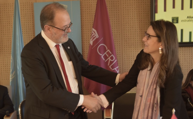 IPA Secretary General, José Borghino, shaking the hand of CERLALC Director, Marianne Ponsford