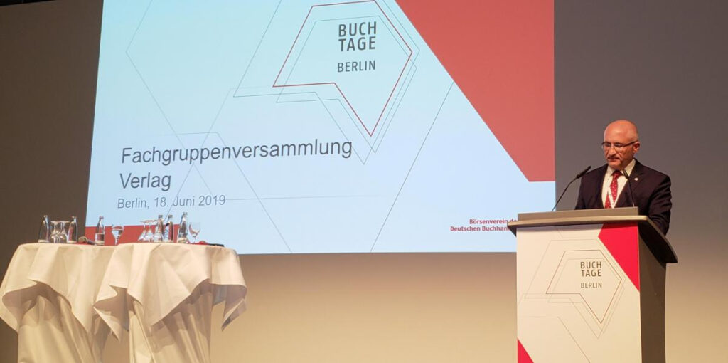 Hugo Setzer adresses the German Puliishers Association General Assembly